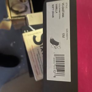 Women’s size 6 soft grain shoe